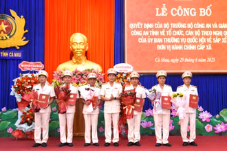 Đại tá Hồ Việt Triều, Bí thư Đảng ủy, Giám đốc Công an tỉnh trao Quyết định của Bộ trưởng Công an cho Ban Giám đốc Công an tỉnh Cà Mau sau sáp nhập. 