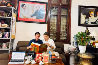 Thượng tướng, Viện sĩ, Tiến sĩ, Anh hùng Lực lượng vũ trang nhân dân Nguyễn Huy Hiệu (bên trái) và kỹ sư Vũ Đình Thanh nghiên cứu tư liệu lịch sử. (Ảnh: Nhân vật cung cấp)