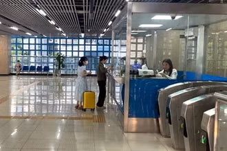 Người dân xếp hàng mua vé đi tàu.
