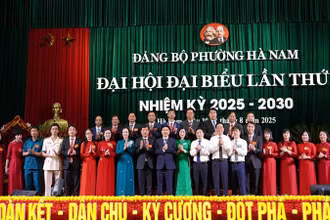 Đồng chí Bí thư Tỉnh ủy Ninh Bình chúc mừng Ban chấp hành Đảng bộ mới phường Hà Nam.