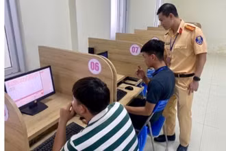 Thí sinh tham gia phần thi lý thuyết trên máy tính mô phỏng các tình huống giao thông.