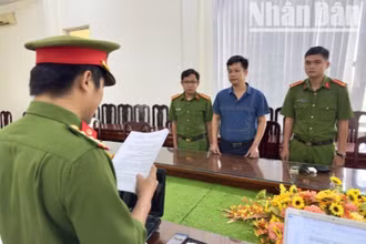 Cơ quan Cảnh sát điều tra Công an tỉnh Bạc Liêu tống đạt quyết định khởi tố bị can Đỗ Huy Bình. (Ảnh: TRỌNG NGUYỄN)