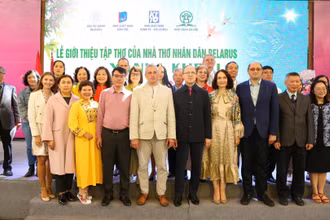 Các đại biểu chụp ảnh lưu niệm. (Ảnh: Đại sứ quán Belarus tại Việt Nam)