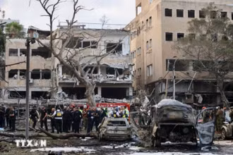 Cảnh đổ nát sau vụ tấn công tên lửa tại Tel Aviv, Israel. (Ảnh: THX/TTXVN)