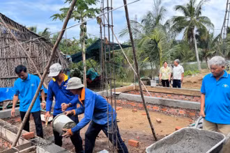 Lực lượng hội viên nông dân giúp nông dân nghèo xây nhà mới. (Ảnh: HOÀNG TRUNG)