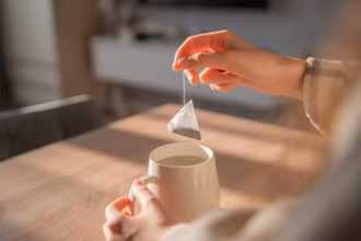 Trà túi lọc vẫn là lựa chọn tiện lợi và an toàn cho người dùng thời nay.