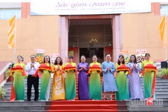 Quang cảnh cắt băng khai trương Triển lãm gốm Nam Bộ.
