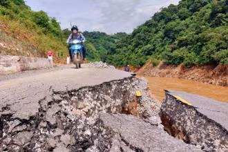 Phương tiện di chuyển nguy hiểm qua đoạn sạt lở.