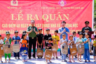 Thứ trưởng Công an Phạm Thế Tùng và Bí thư Tỉnh ủy Nghệ An Nguyễn Đức Trung tặng quà động viên các cháu học sinh xã Mỹ Lý.
