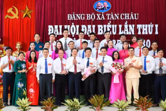 Đồng chí Phan Đình Trạc và các đại biểu cấp tỉnh chúc mừng Ban Chấp hành Đảng bộ xã Tân Châu, nhiệm kỳ 2025-2030.