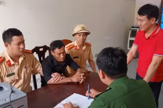 Cơ quan Công an lấy lời khai Phan Công Luân. (Ảnh: Công an Nghệ An)