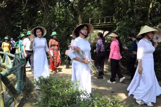 Người dân với những bó hoa sen, hoa huệ, thành kính dâng lên Người.