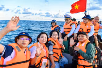 Hành trình 100 nhà báo đến với Trường Sa
