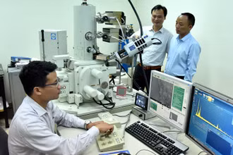 Nghiên cứu sinh nghiên cứu khoa học trong phòng thí nghiệm tại Đại học Bách khoa Hà Nội. (Ảnh: NGUYỄN ĐĂNG)
