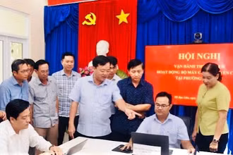 Phó Bí thư Thường trực Tỉnh ủy Bạc Liêu Huỳnh Quốc Việt (giữa) kiểm tra, chỉ đạo vận hành thử nghiệm phường Bạc Liêu. (Ảnh: CTV)