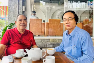 Nhà văn Phan Trung Nghĩa (áo đỏ) trò chuyện với nhà báo Trọng Duy (Báo Nhân Dân) về chủ đề: Để Bạc Liêu-Cà Mau phát triển nhanh, bền vững.