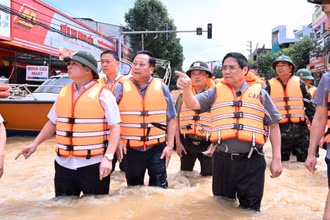 Thủ tướng Phạm Minh Chính thị sát tình hình phòng chống lũ lụt tại Thái Nguyên.