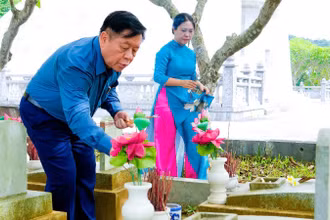 Đồng chí Nguyễn Trọng Nghĩa và đoàn đại biểu thắp hương tri ân các Anh hùng liệt sĩ.