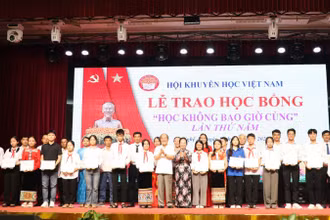 Các đồng chí Nguyễn Sinh Hùng, nguyên Ủy viên Bộ Chính trị, nguyên Chủ tịch Quốc hội; Nguyễn Thị Doan, nguyên Ủy viên Trung ương Đảng, nguyên Phó Chủ tịch Nước, Chủ tịch Trung ương Hội Khuyến học Việt Nam trao học bổng “Học không bao giờ cùng” cho các đại biểu.