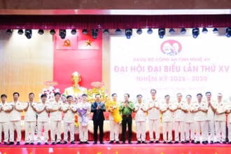 Thượng tướng Lê Quốc Hùng, Ủy viên Trung ương Đảng, Thứ trưởng Công an và Bí thư Tỉnh ủy Nghệ An Nguyễn Đức Trung tặng hoa chúc mừng các đồng chí được bầu vào Ban Chấp hành Đảng bộ Công an tỉnh Nghệ An khóa XV, nhiệm kỳ 2025-2030. 