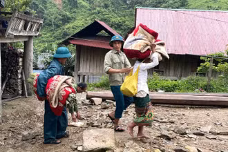 Người dân rời nhà, di chuyển đến lán tạm.