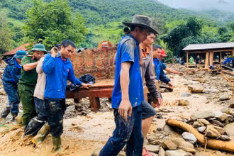 Đoàn viên, thanh niên là một trong những lực lượng chủ lực trong khắc phục hậu quả mưa lũ sau bão số 3 ở Nghệ An.