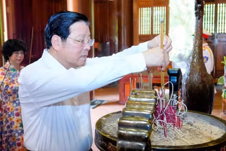 Đồng chí Phan Đình Trạc dâng hương tưởng niệm Chủ tịch Hồ Chí Minh tại Khu Di tích quốc gia đặc biệt Kim Liên.