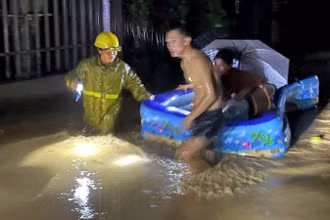 Người dân xã Tương Dương chạy lũ trong đêm 22/7. (Ảnh: ĐÌNH TUÂN)