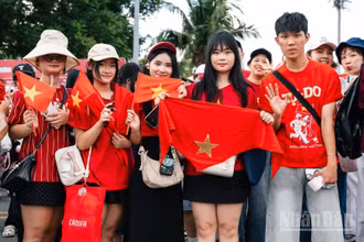 Khán giả hào hứng trước giờ diễn ra concert “Tổ quốc trong tim”.