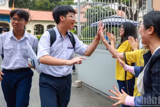 Thí sinh rạng rỡ sau khi hoàn thành môn thi cuối cùng là môn Toán.