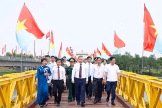 Tổng Bí thư, Chủ tịch nước Tô Lâm và các đại biểu trên di tích cầu Hiền Lương. (Ảnh: Thống Nhất/TTXVN)
