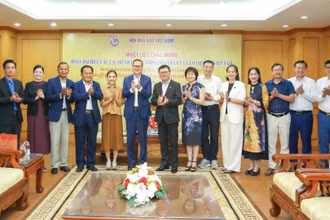 Ông Lê Quốc Minh, Ủy viên Trung ương Đảng, Tổng Biên tập Báo Nhân Dân, Phó Trưởng ban Tuyên giáo và Dân vận Trung ương, Chủ tịch Hội Nhà báo Việt Nam tiếp ông Puy Kea, Chủ tịch Câu lạc bộ Nhà báo Campuchia cùng đoàn công tác.