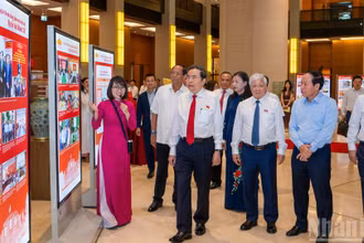 Chủ tịch Quốc hội Trần Thanh Mẫn cùng các đại biểu tham quan trưng bày bên lề Diễn đàn của Quốc hội về hoạt động giám sát năm 2026.