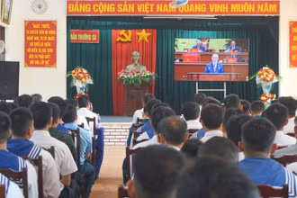 Xem truyền hình trực tiếp về Đại hội Đảng lần thứ XIV trên đảo Trường Sa. (Ảnh: TRUNG HƯNG)