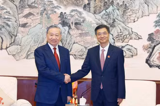 Tổng Bí thư, Chủ tịch nước Tô Lâm tiếp đồng chí Trần Cương, Ủy viên Trung ương Đảng, Bí thư Khu ủy Khu tự trị dân tộc Choang Quảng Tây. (Ảnh: Thống Nhất/TTXVN)