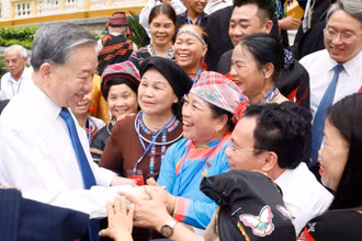 Tổng Bí thư, Chủ tịch nước Tô Lâm với các già làng, trưởng bản, nghệ nhân, người có uy tín tiêu biểu toàn quốc. (Ảnh: Thống Nhất/TTXVN)