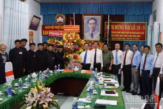 Bí thư Tỉnh ủy An Giang Lê Hồng Quang cùng đoàn công tác tặng hoa, quà chúc mừng Ban Trị sự Trung ương Giáo hội Phật giáo Hòa Hảo.
