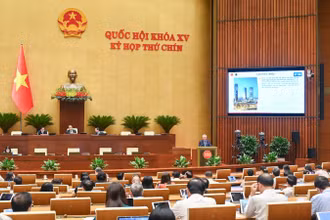Phó Thủ tướng Thường trực Chính phủ Nguyễn Hòa Bình giới thiệu về vai trò và ý nghĩa của Trung tâm tài chính quốc tế tại phiên họp của Quốc hội, sáng 11/6/2025. (Ảnh: DUY LINH)