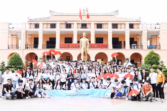 Đoàn đại biểu tham quan và chụp hình lưu niệm tại Bến Nhà Rồng.
