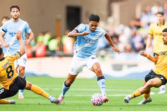 Tijjani Reijnders (giữa) “tả xung hữu đột” giữa vòng vây của các cầu thủ Wolverhampton.