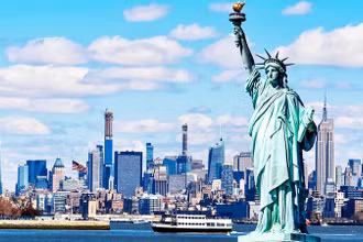 Tượng Nữ thần Tự do trước cảng New York. Ảnh: NOMADIC MATT