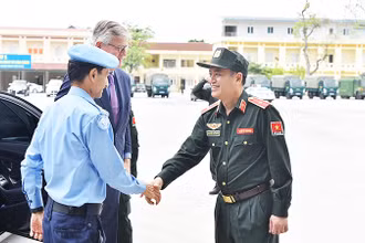 Thiếu tướng Nguyễn Thế Hùng (phải) đón đoàn Phó Tổng Thư ký LHQ phụ trách hoạt động GGHB. Ảnh: BCA