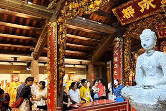 Du khách tham quan chùa Phật Tích, ngắm bảo vật quốc gia - Tượng Phật A Di Đà.