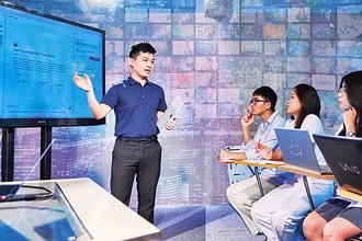 Sinh viên Viện Đào tạo Báo chí và Truyền thông (Trường đại học Khoa học xã hội và Nhân văn Hà Nội) học cách ứng dụng Al. Ảnh: QUANG PHONG