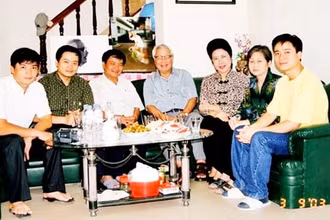 Thủ tướng Võ Văn Kiệt thăm gia đình nhà báo Ngô Minh Đạo (ngồi bên phải Thủ tướng).