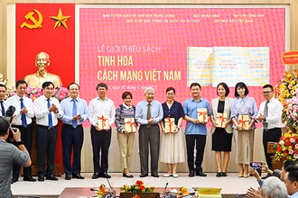 Nhà báo Hà Đăng tặng cuốn sách cho Thư viện Quốc gia Việt Nam, Thư viện Hà Nội, Học viện Báo chí và Tuyên truyền, Bảo tàng Báo chí Việt Nam. Ảnh: DUY LINH