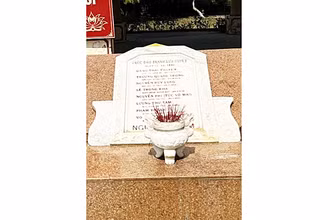 Bia tưởng niệm các chiến sĩ đã hy sinh trong cuộc đấu tranh lưu huyết tại Nhà ngục Kon Tum ngày 12/12/1931. Ảnh tư liệu