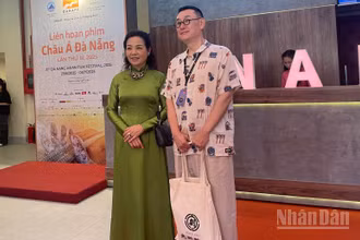 Giám đốc Liên hoan phim, bà Ngô Phương Lan, chụp ảnh cùng Trưởng Ban Giám khảo Jang Joon-hwan.