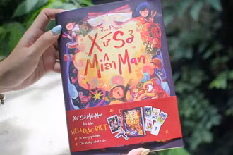 Cuốn "Xứ sở Miên Man" bản đặc biệt. (Ảnh: FAHASA)