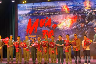 Đoàn làm phim "Mưa đỏ" tại buổi ra mắt.